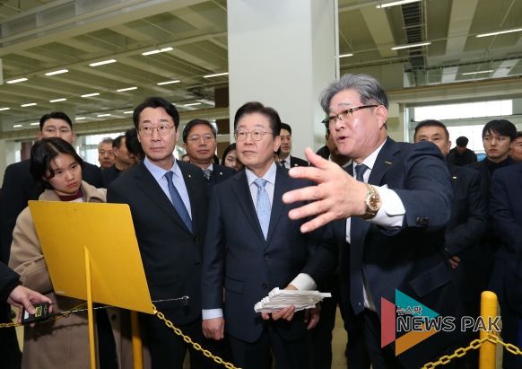 이재명 더불어민주당 대표, 정명근 화성특례시장과 함께 수출기업 애로 청취