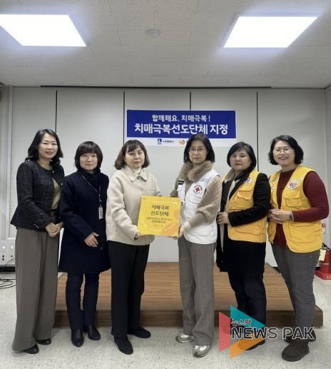 현판 전달 후 기념촬영을 하고 있다