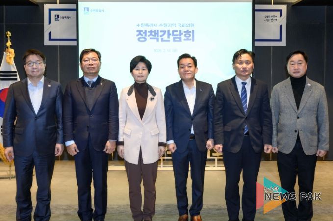 이재준 수원시장(오른쪽 3번째)과 염태영(왼쪽부터) 의원, 김승원 의원, 백혜련 의원, 김준혁(오른쪽부터) 의원, 김영진 의원이 함께하고 있다.