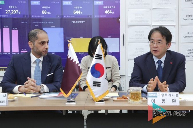 이동환 고양특례시장이 칼리드 빈 이브라힘 알하마르 주한 카타르 대사를 접견하고 양국의 협력 관계 발전 방안을 논의하고 있다.