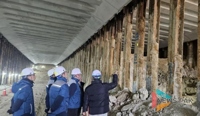 점검반이 화산지하차도 공사 현장을 점검하고 있다.