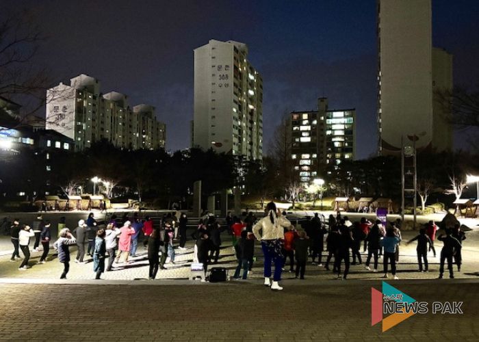 주엽동 문화공원에서 진행되는 찾아가는 신체활동 프로그램 ‘야간공원운동’