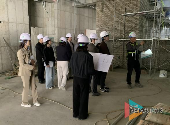 결산 검사 위원들이 현장 점검을 하고 있다.