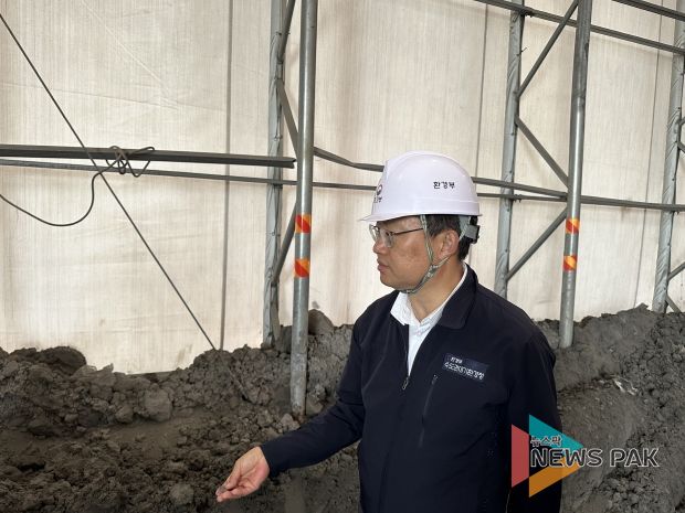 이상진 수도권대기환경청장은 5월 26일 한국남동발전 영흥발전본부의 주요 시설을 점검하고 있다.(사진=수도권대기환경청 제공)