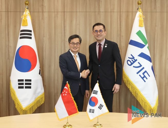 19일 오후 김동연 경기도지사가 경기도청 집무실에서 에릭 테오 주한 싱가포르 대사와 이임 면담전에 기념촬영을 하고있다.