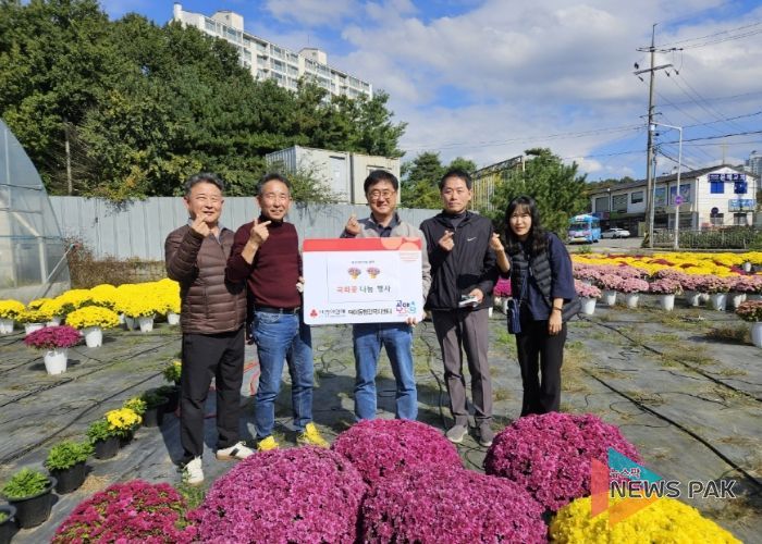 고양시 덕이동, 독거어르신 50가구에 가을꽃 국화 전달