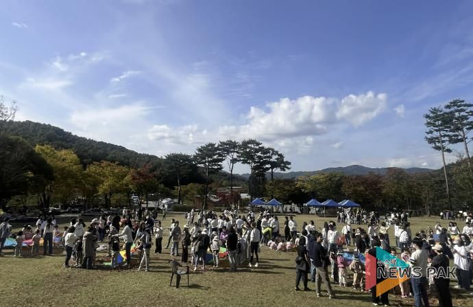 용인특례시는 유아숲 특별 프로그램인 '꼬마마법사의 단풍숲 놀이터' 행사를 개최했다