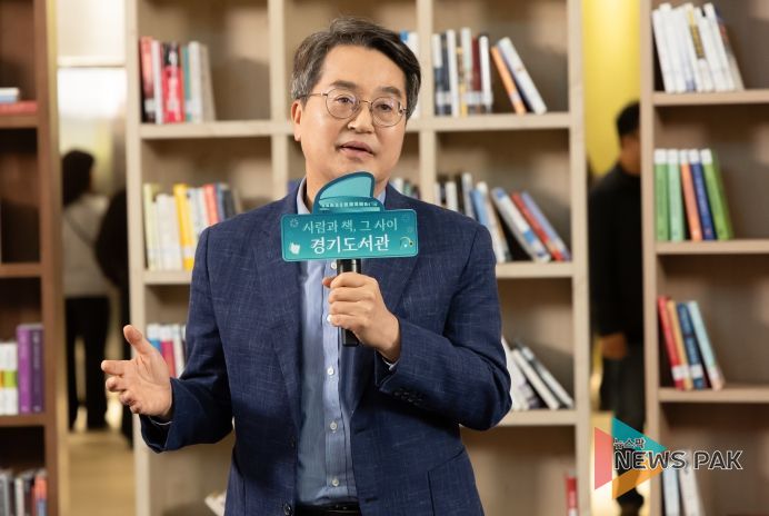 25일 오후 경기도서관에서 열린 경기도서관 도민과의 첫만남에서 김동연 경기도지사가 키워드 토크에 참여하고 있다.