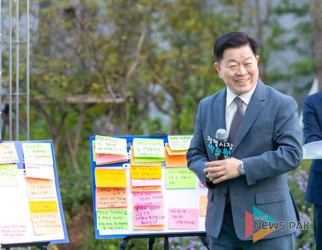 박승원 광명시장이 지난 25일 오후 트리우스광명 아파트에서 열린 시민 소통 프로그램 '아주 소중한 하루의 만남(아소하)'를 통해 시민들과 소통하고 있다.