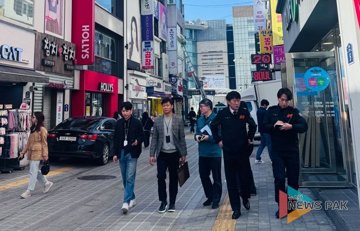 수원역 로데오거리에서 안전점검을 하고 있다.