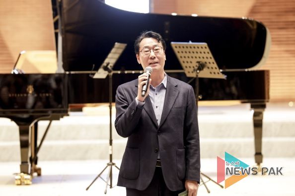 정명근 화성특례시장이 제11회 남양성모성지 평화음악회 개최 축사를 전하고 있다.