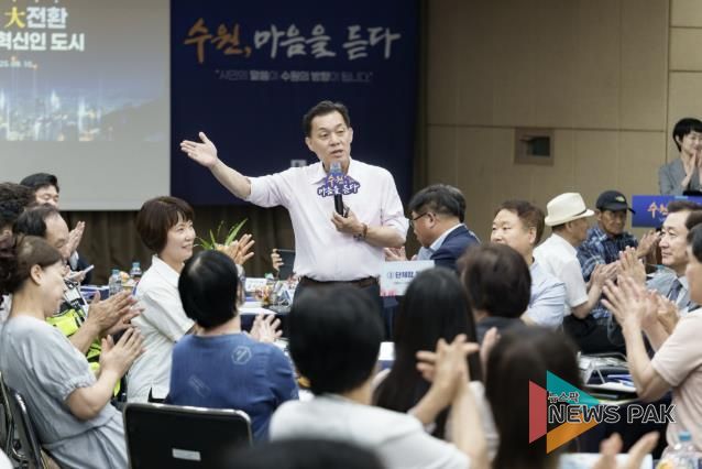 이재준 수원시장이 화서1동 새빛만남에서 발언하고 있다.