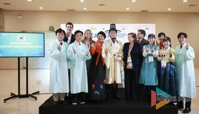 22일 세비야 피베스에서 이상일 시장과 시 대표단이 한복을 입고 기념사진을 촬영하고 있다