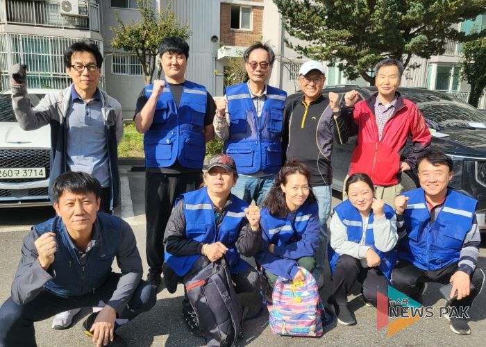 지난 25일 도배기능상 수료생으로 구성된 '광명 어벤져스' 봉사단이 하안2동 독거 어르신 가정을 대상으로 도배 봉사를 실시해 기념사진을 촬영하고 있다.