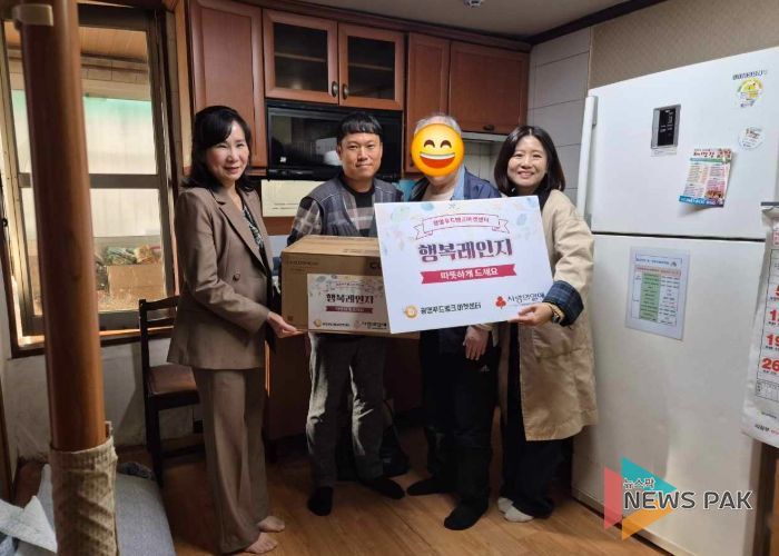 지난 24일 시립광명푸드뱅크마켓센터에서 '행복레인지 지원사업'을 추진하고 전자레인지 지원받은 한 어르신이랑 기념사진을 촬영하고 있다.