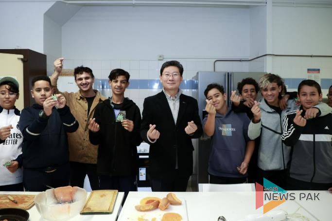 27일 몽펠리에 '모두를 위한 집 레스쿠타르'에서 이상일 시장이 요리 수업 학생들과 기념사진을 촬영하고 있다