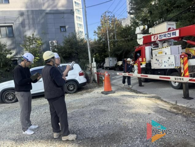 수원시가 유관기관과 함께 전력시설을 점검하고 있다.
