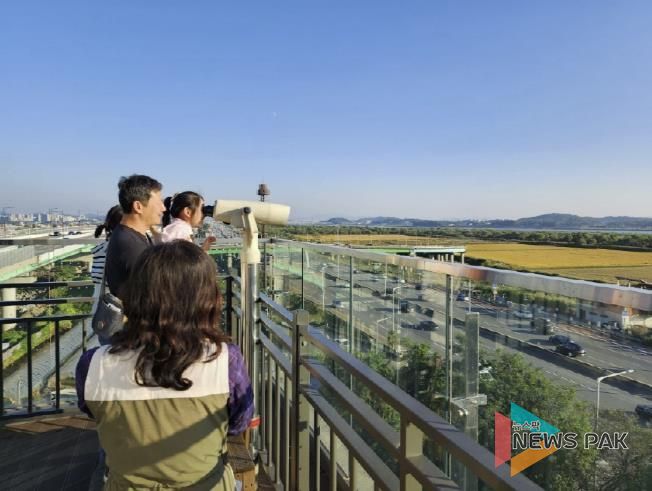 장항습지생태관 전망대에서 장항습지와 철새를 관찰하는 가족