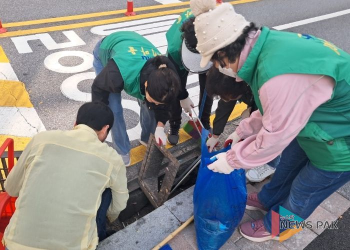광명시 철산3동 새마을부녀회는 지난 10월 31일 철산 상업지구 일대에서 낙엽 쓸기 등 환경정비 활동을 진행했다.