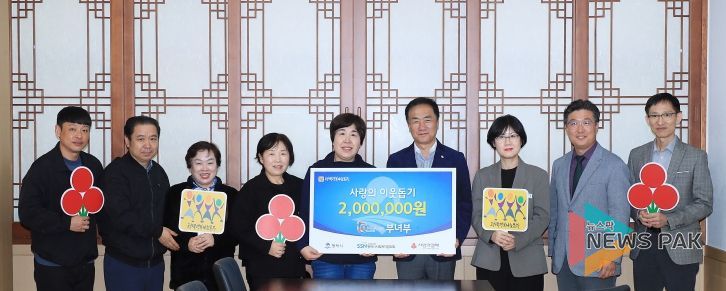 왼쪽부터 통복시장상인회 성현필 청년부회장, 이철수 회장, 박선녀 여성부회장, 송호일 총무이사, 손용덕 부녀회장, 정장선 평택시장, 평택시 김보경 일자리경제과장, 평택행복나눔본부 나눔국장 황성식, 평택시 일자리경제과 김두희 전통시장팀장