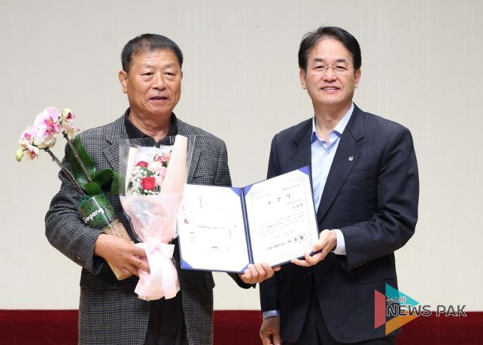 고양시 문화예술진흥 유공자 표창 기념촬영_이동환 고양시장(오른쪽), 고양들소리보존회 안명회님(왼쪽)