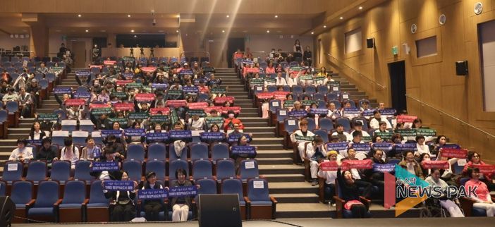 지난 7일 광명평생학습원과 광명극장 일대에서 열린 ‘2025년 광명시 장애인 평생학습 성과공유회’ 참석자들이 기념사진을 촬영하고 있다.