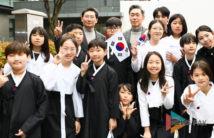 8일 수지구청에서 이상일 시장이 뮤지컬 ’13살 소녀의 이야기‘ 출연자들과 기념 사진을 촬영하고 있다