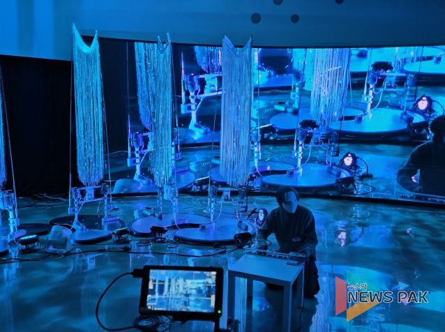 권병준 작가가 프리뷰 퍼포먼스를 진행하고 있다.