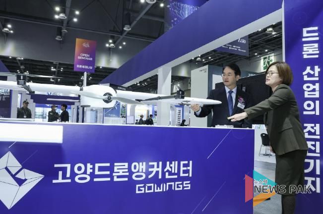 2025 드론·도심항공모빌리티 박람회’에서 고양드론앵커센터 섹터를 찾은 이동환 고양특례시장