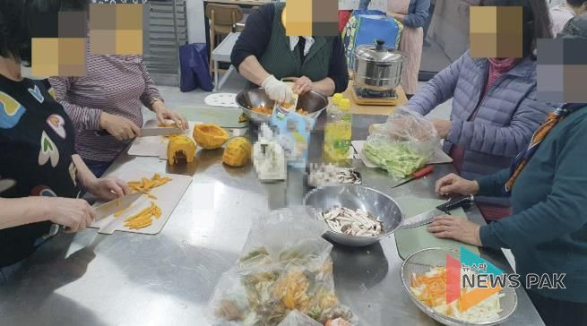 새빛 사회관계망 프로그램에 참여한 시민들이 음식을 만들고 있다.