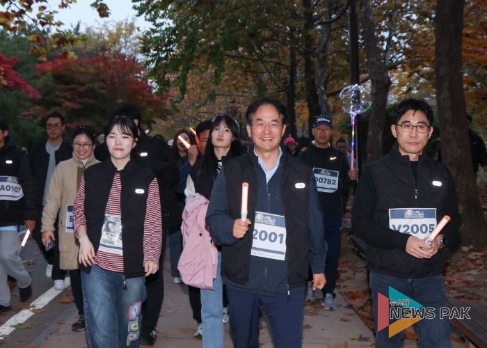 이동환 고양특례시장과 시민들이 일산호수공원을 걷고 있다.