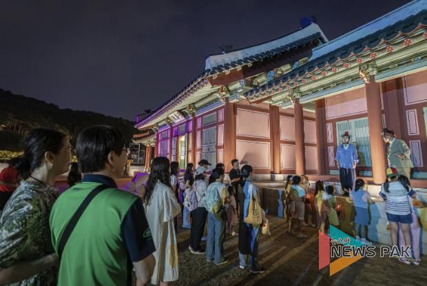 수원화성 태평성대 ‘주민 배우와 함께하는 고궁 산책’ 프로그램을 진행하고 있다.