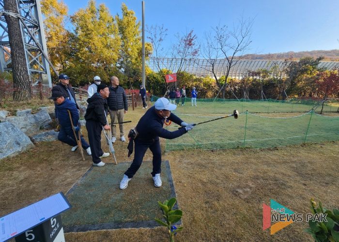 12일 오전 기형도문화공원 파크골프장에서 열린 ‘제1회 광명시장배 장애인 파크골프대회’ 참가자들이 경기를 하고 있다.