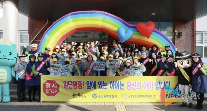 이상일 용인특례시장이 12일 오전 구갈초등학교에서 열린 ‘동부녹색어머니회 어린이 교통안전 연합캠페인’에 참여했다