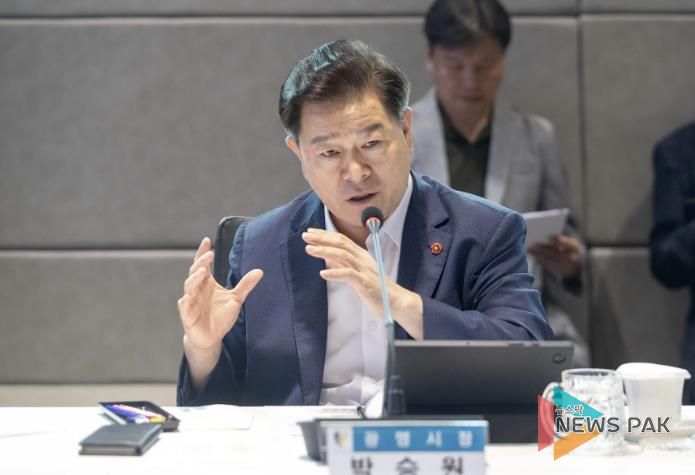 박승원 광명시장이 지난 9월 시청 컨퍼런스룸에서 열린 '2025년 제2차 재정전략회의'에 참석해, 재정 전문가들과 함께 국가 재정정책 기조에 따른 지방 대응 전략과 광명시 재정 혁신 방향을 심도 있게 논의했다.