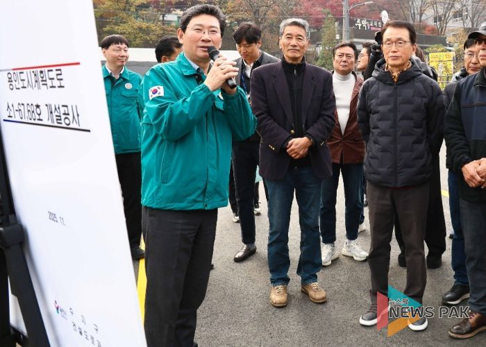 이상일 용인특례시장은 13일 고기동 노인회관과 관음사를 잇는 도시계획도로 소1-64·68호선 개통을 앞두고 현장을 점검했다