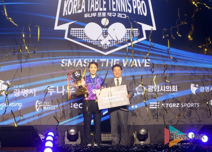 박승원 광명시장이 지난 16일 광명시민체육관에서 열린 '두나무 프로탁구리그' 결승대회에 참석해 여자 단식부 우승자인 대한항공 이은혜 선수와 기념사진을 촬영하고 있다.
