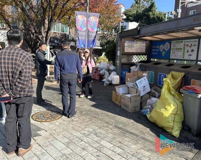 수원시 관계자들이 16일 신풍동 에코스테이션을 점검하고 있다.