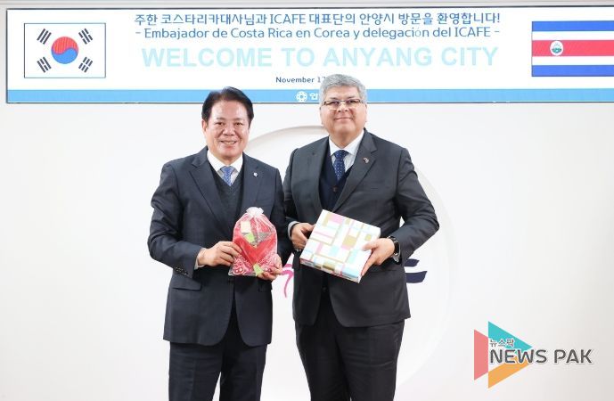 최대호 안양시장(왼쪽) 호르헤 발레리오 주한 코스타리카대사(오른쪽)