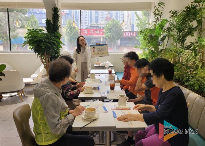 지난 9월 26일 정도너츠 광명점에서 왕내과 당뇨병 교육이 진행되고 있다.