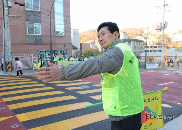 19일 교동초 앞에서 이상일 시장이 교통지도 봉사를 하고 있다