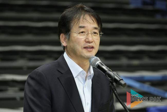 ‘2025년도 어르신 송년 음악회’에 참석해 인사말 중인 이동환 고양특례시장