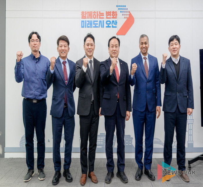 (왼쪽 두 번째부터) 박광선 어플라이드 머티어리얼즈 코리아 대표, 이권재 오산시장, 사티시 쿠푸라오 어플라이드 머티어리얼즈 반도체 운영 총괄 부사장 등이 어플라이드 컬래버레이션 센터 코리아 부지에서 현장점검 후 기념촬영을 하고 있다.