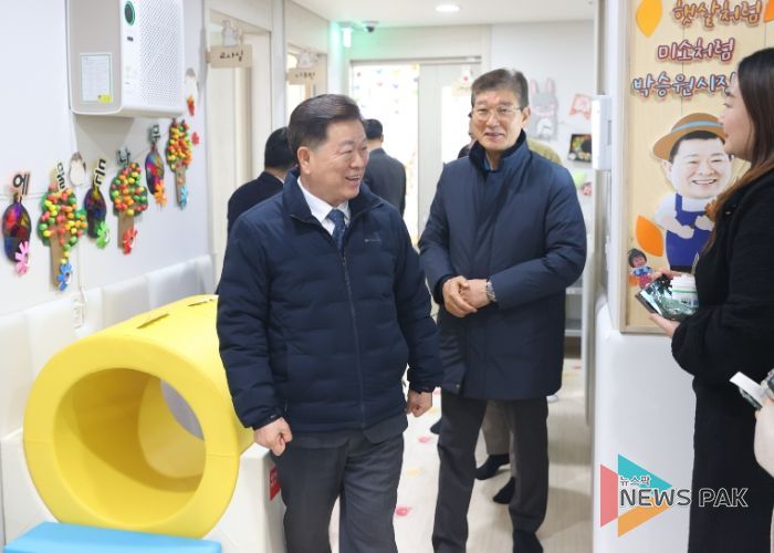 박승원 광명시장이 20일 오후 광명호반써밋그랜드에비뉴 1단지에서 열린 ‘시립호반써밋어린이집’ 개원식에 참석해 어린이집 내부를 둘러보고 있다.