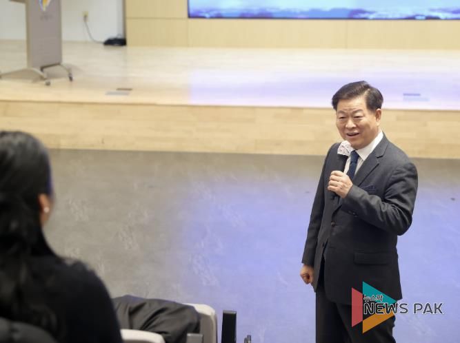 박승원 광명시장이 지난 20일 업사이클아트센터에서 신규 임용 공직자를 대상으로 실시한 ‘지속가능발전교육(ESD)’에 참석해 인사말을 하고 있다