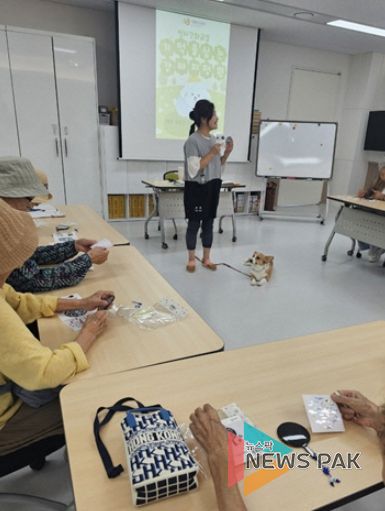 인지강화교실 ‘동물매개치료’ 수업
