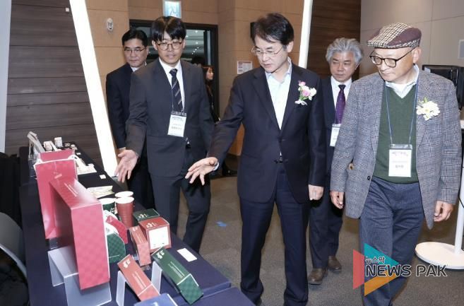 이동환 고양특례시장이‘2025 인쇄기술경진대회’수상 작품을 살펴보고 있다.