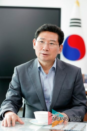 이상일 용인특례시장은 지난 8월 13일 구윤철 기획재정부 장관에게 서한문을 보내 '용인 첨단시스템반도체 클러스터 국가산업단지'에 토지를 수용당한 이주민을 위한 지원책 마련을 건의했다