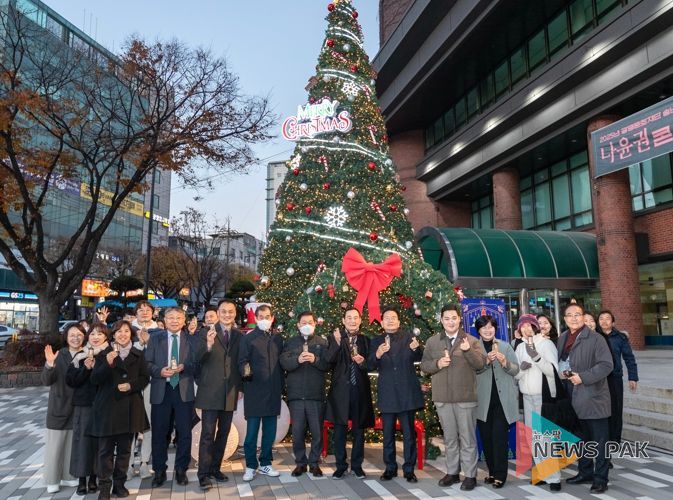 박승원 광명시장이 지난 28일 광명시민회관 앞 광장에서 열린 ‘2025년 송년 희망트리 점등식’에 참석해 기념사진을 촬영하고 있다.