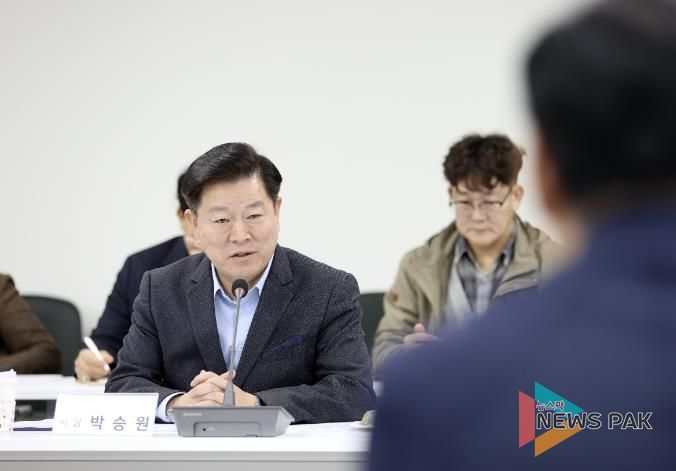 박승원 광명시장이 지난 11월 한국토지주택공사(LH) 광명시흥사업본부에서 김용석 대도시권광역교통위원장을 만나 광명시흥 공공주택지구 광역교통개선대책 추진을 촉구하고 있다.